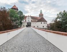 Burghotel Schlaining Aussenansicht aus der Zufahrtsstraße des Burghotels Schlaining
