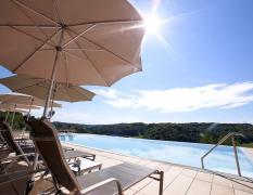 Das Eisenberg**** - Ihr Resort am Dreiländereck Aussenpool mit Liegen im Das Eisenberg - Ihr Resort am Dreiländereck