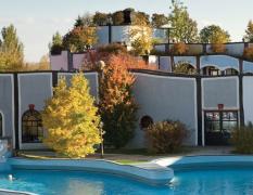 Rogner Bad Blumau Aussenansicht im Herbst des Rogner Bad Blumau