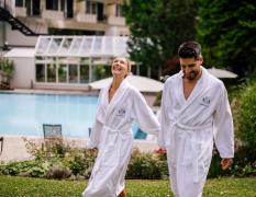 Hotel Warmbaderhof Ein Paar im Bademantel im Garten des Hotels Warmbaderhof