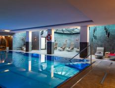 Hotel Latini Innenpool im Hotel Latini