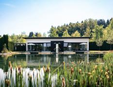 Spa Resort Geinberg Schwimmteich mit Pavillon im Spa Resort Geinberg
