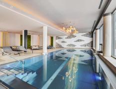 Koenigswieserhof Innenpool mit Ruheliegen im Koenigswieserhof