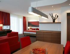 Gesundheitsresort Lebensquell Bad Zell Beispeil eines Doppelzimmers in rot mit Ess- und Schlafbereich im Gesundheitsresort Lebensquell Bad Zell