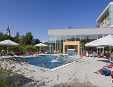 Gesundheitsresort Lebensquell Bad Zell Blick auf den Aussenpool und die Kirche im Hintergrund des Gesundheitsresorts Lebensquell Bad Zell