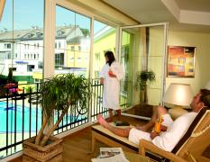 Parkhotel Bad Schallerbach **** Zwei Gäste im Ruheraum des Parkhotels Bad Schallerbach mit Ausblick auf den Aussenbereich