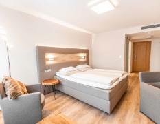 DAS WALCHSEE Sportresort Deluxe-Doppelzimmer Zahmer Kaiser iim DAS WALCHSEE Sportresort