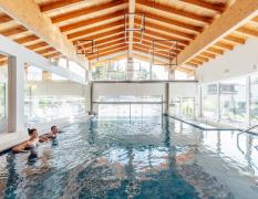 DAS WALCHSEE Sportresort Gäste im Indoorpool des DAS WALCHSEE Sportresorts