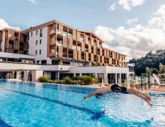 Das Hohe Salve Sportresort Aussenansicht mit Aussenpool des Das Hohe Salve Sportresorts