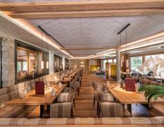Alpinhotel berghaus spa Blick in den geräumigen Speisesaal des Alpinhotels berghaus spa