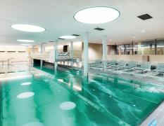 Gradonna Mountain Resort Innenpool mit Liegen im Gradonna Mountain Resort