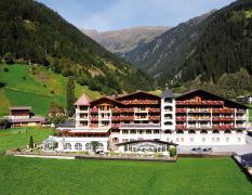 Aussenansicht des Wellness und Relax Hotels Milderer Hof im Sommer