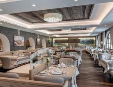 Wellness und Relax Hotel Milderer Hof Blick in das elegante Restaurant mit gedeckten Tischen im Wellness und Relax Hotel Milderer Hof