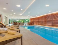 DAS LAFAIRS Hallenbad mit Entspannungsliegen im DAS LAFAIRS