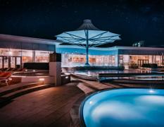 Therme Laa - Hotel und Silent Spa Aussenansicht der Pools bei Nacht der Therme Laa - Hotel und Silent Spa
