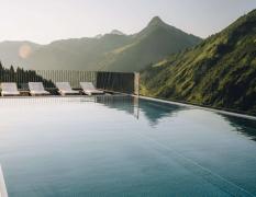 Damülser Hof ****S Infinity Pool mit Blick in die Berge vom Damülser Hof aus