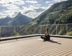 Damülser Hof ****S Yoga auf der Terrasse des Damülser Hofs