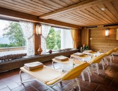 Inntalerhof DAS Panoramahotel Entspannungsliegen mit Blick in die Berge aus dem Inntalerhof DAS Panoramahotel
