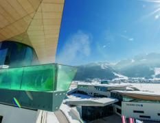 Blick auf den Skylinepool im Winter im Tauern SPA Zell am See