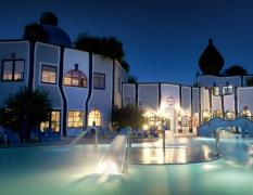 Aussenansicht Abendstimmung im Rogner Bad Blumau