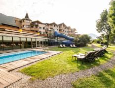 Aussenansicht mit Aussenpool und Liegewiese im Dolomiten Residenz Sporthotel Sillian