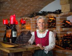 Die Hotelchefin im Weinkeller des Rasmushofes Kitzbühel
