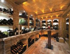 Blick in den Weinkeller des Rasmushofes Kitzbühel