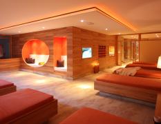 Saunabereich mit Entspannungsliegen im Wellnessbereich des im Impuls Hotels Tirol