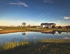 Blick vom Golfplatz zum Greenfield Hotel Golf und Spa in Abendstimmung