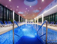 Blick in den Poolbereich für Erwachsene mit vielen Liegen in der Terme Vivat