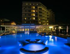 Nachtansicht des Aussenpools und des Hotels Terme Abano Verdi