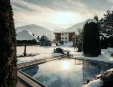 Aussenpool im Winter mit Abendstimmung im Wellnesshotel Sendlhofer´s