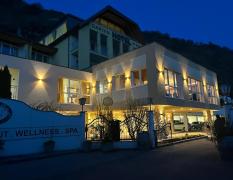 Aussenansicht bei Nacht des Gartenhotels und Weingut Pfeffel