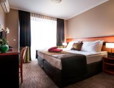 Doppelzimmer mit dunklen, gedeckten Farben in der Terme Vivat