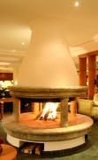 Parkhotel Bad Schallerbach Loungebereich mit Kamin in der Mitte im Parkhotel Bad Schallerbach