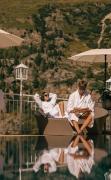 Gourmet und Wine Hotel Austria Ein Gästepaar am Aussenpool im Gourmet und Wine Hotel Austria