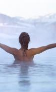 Das Hohe Salve Sportresort Eine Dame im Pool des Das Hohe Salve Sportresorts