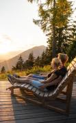 Ein Paar beim Rasten mit Sonnenuntergang in der Nähe des Hotels GUT Trattlerhof und Chalets