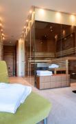 Private Spa mit Ruheliegen Badewann und Sauna im Spa Resort Geinberg