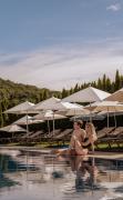Paar am Aussenpool des Schlössl Hotels Kindl