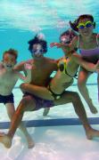 Eine Familie unter Wasser im Pool des H2O Hotel-Therme-Resorts