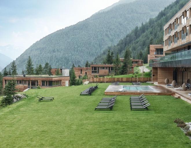 Aussenansicht des Hotels Gradonna Mountain Resort mit Liegewiese