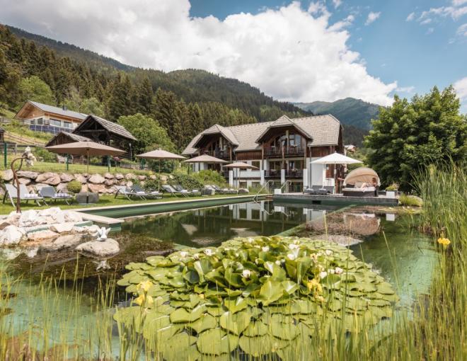 Blick auf den Schwimmteich des Naturhotels Landhof Irschen