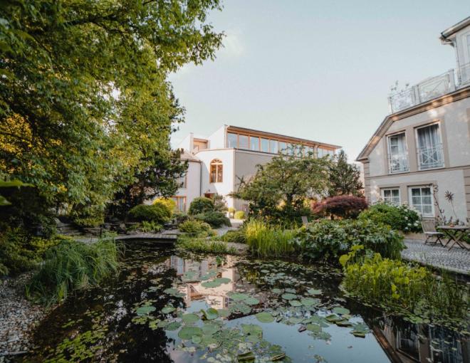 Garten mit Badeteich im Garten-Hotel Ochensberger