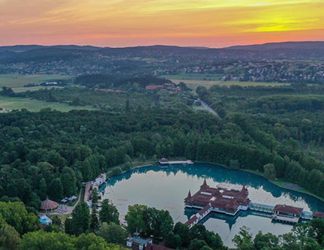 Blick auf das Heilbad HEVIZ in Ungarn in Abendstimmung